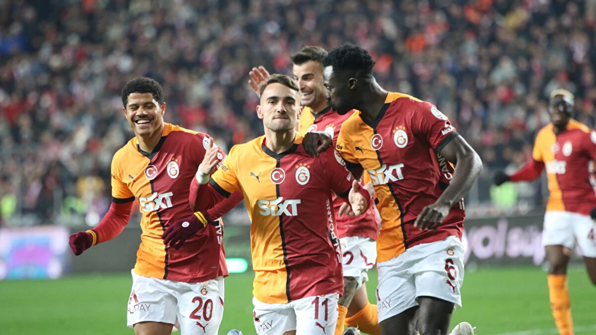 Milli futbolcunun bu hareketinin ardından, Galatasaray'da birlikte forma giydiği eski takım arkadaşları da karşı bir hamle yaptı.