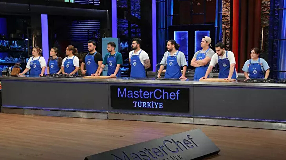 MasterChef dokunulmazlığı hangi takım kazandı?<br><br>Haftanın final oyununda mavi ve kırmızı takımlar büyük mücadele verdi. Kırmızı takım eleme potasına yeni bir isim göndermemek için tüm gücünü ortaya koyarken, mavi takım seriyi sürdürmeyi hedefledi. Şeflerin değerlendirmesi sonucunda takım dokunulmazlığını kazanan taraf yine mavi takım oldu. Böylece mavi takım bu hafta tüm dokunulmazlık oyunlarını kazanarak dikkat çekici bir başarıya imza attı.