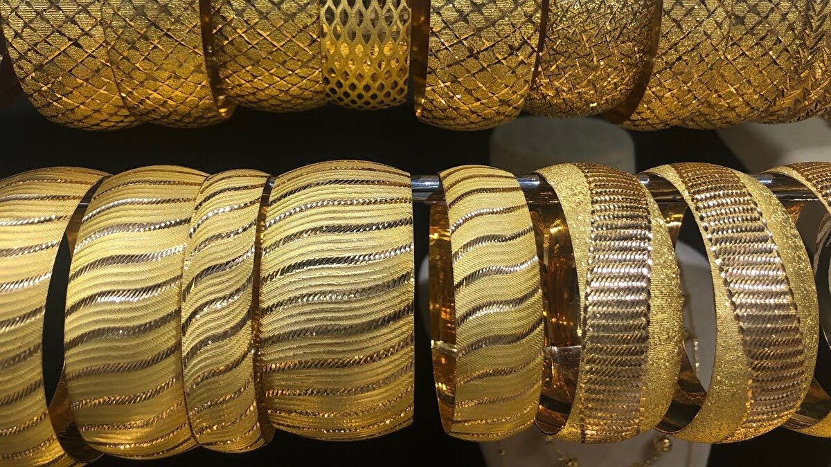 22 ayar bilezik fiyatı (gram)<br><br>Bilezik almak isteyenlerin merak ettiği 22 ayar bilezik fiyatları da yükseldi.<br><br>Alış: 4.123,38 TL<br><br>Satış: 4.345,53 TL