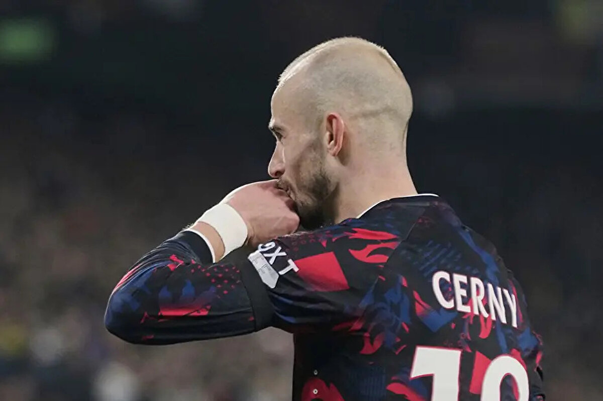  Vaclav Cerny'nin kariyeri<br><br>Futbol kariyerine Çekya'da Pribram'ın altyapısında başlayan Vaclav Cerny, sonrasında Hollanda'da Ajax, Utrecht ve Twente formalarını giydi.<br> <br>Cerny, 2023/24 sezonunda Wolfsburg'a transfer olurken geçtiğimiz sezonu İskoç ekibi Rangers'ta kiralık geçirdi.<br> <br>Kariyeri boyuynca 318 maça çıkan 27 yaşındaki futbolcu, 102 gol ve 69 asist kaydetti.