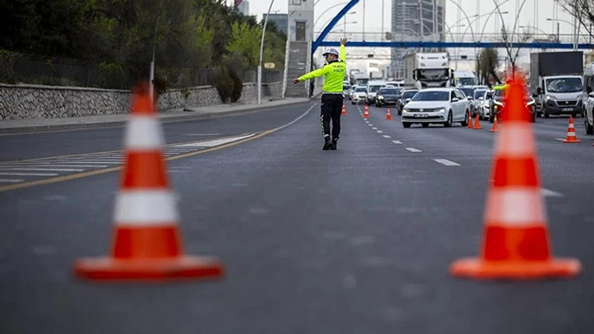 İstanbul’da 30 Ağustos’ta hangi yollar kapalı?<br><br>30 Ağustos Zafer Bayramı’nın 103. yıl dönümü nedeniyle İstanbul’da geniş kapsamlı kutlamalar yapılacak. Valilikten yapılan açıklamaya göre, Adnan Menderes Bulvarı (Vatan Caddesi) saat 05.45’ten itibaren program bitimine kadar çift yönlü olarak trafiğe kapatılacak. Ayrıca Vatan Caddesi’ne bağlanan cadde ve sokaklar da kullanılamayacak. Tatlıpınar, Kaleboyu, Sulukule gibi bağlantı noktaları da kapatılan güzergahlar arasında yer alıyor.<br><br>Sürücüler için Turgut Özal Millet Caddesi, Fevzipaşa Caddesi, Atatürk Bulvarı, D-100 Karayolu ve O-3 Hal Yolu alternatif güzergahlar olarak belirlendi.