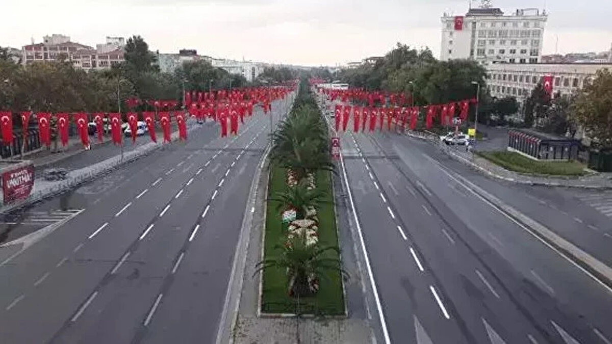 Trafiğe kapalı olacak yolların listesi<br><br>İstanbul Valiliği’nin duyurusuna göre, Vatan Caddesi’ne çıkan tüm giriş noktaları ve bağlantı yolları kapalı olacak. İşte kapatılacak güzergahlar:<br><br>Adnan Menderes Bulvarı (Vatan Caddesi) – iki yönlü olarak trafiğe kapalı<br><br>D-100 Kuzey ve Güney istikameti girişleri<br><br>10. Yıl Caddesi’nden girişler<br><br>Edirnekapı’dan girişler<br><br>Oğuzhan Caddesi’nden girişler<br><br>Sofular Caddesi’nden girişler<br><br>Halıcılar Caddesi’nden girişler<br><br>Akdeniz Caddesi’nden girişler<br><br>Akşemsettin Caddesi’nden girişler<br><br>Ordu Caddesi ve Atatürk Bulvarı (Aksaray yönünden) girişler<br><br>Keçeci Meydan Sokak girişleri<br><br>Hal Yolu güneyden girişler<br><br>Tatlıpınar Caddesi bağlantısı<br><br>Kaleboyu Caddesi bağlantısı<br><br>Sulukule Caddesi (Kaleiçi) bağlantısı