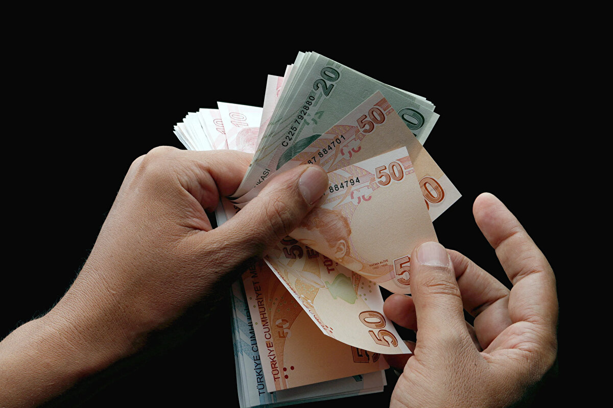 MEMUR ZAMMI TOPLU SÖZLEŞME ORANI BELLİ OLDU<br><br><br>Hakem kurulunun kararına göre:<br>•2026 yılı birinci dönem için %11, ikinci dönem için %7<br>•2027 yılı birinci dönem için %5, ikinci dönem için %4<br>oranında toplu sözleşme zammı yapılacak. Ayrıca kamu görevlilerinin taban aylıklarına 2026 yılı birinci dönemde 1000 TL ek artış uygulanacak.<br>