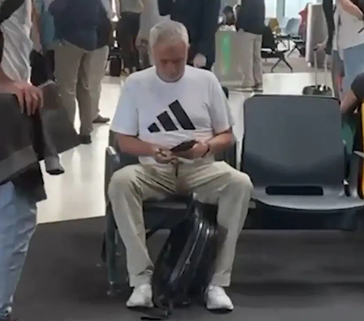 Fenerbahçe'de Jose Mourinho dönemi resmen sona ermişti. Şampiyonlar Ligi play-off turunda Benfica'ya elendikten sonra görevden alınan Portekizli teknik adam, Türkiye'den ayrıldı.<br>