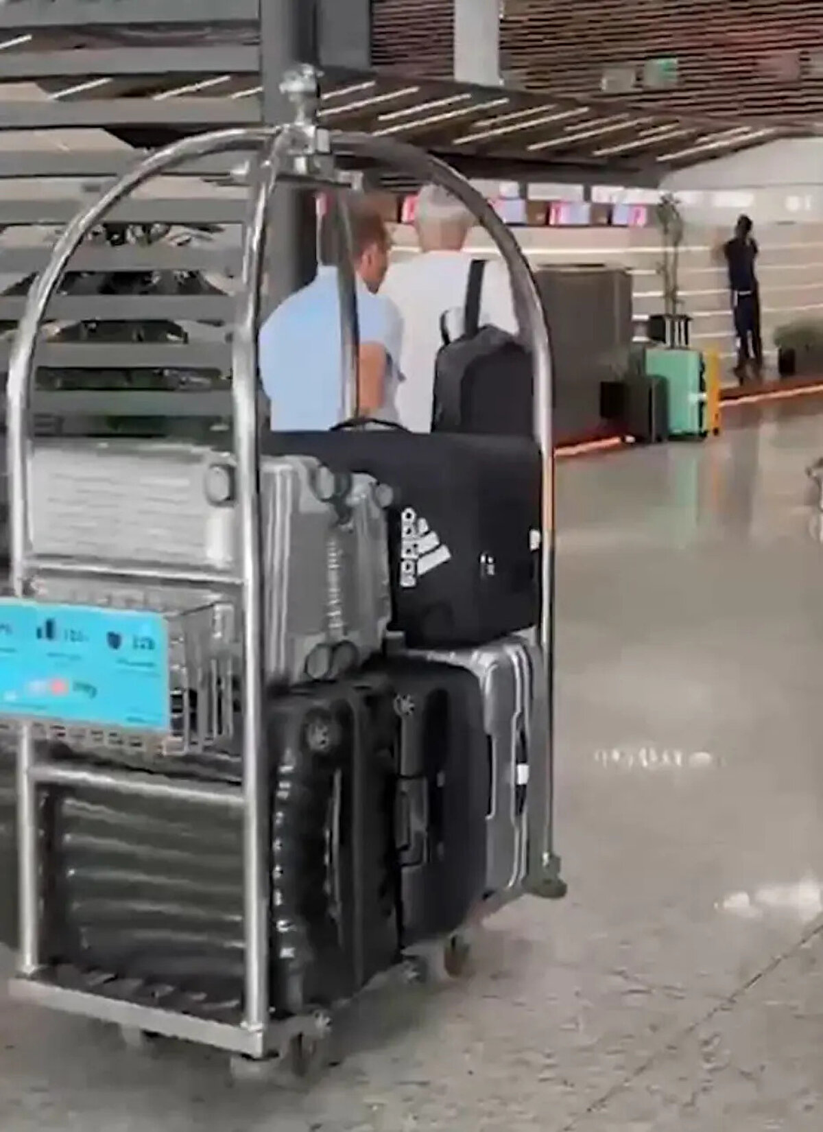 Deneyimli çalıştırıcı havaalanında kayda alınırken tek başına olduğu görüldü. Mourinho kendisiyle fotoğraf çektirmek isteyenleri geri çevirmedi.<br>