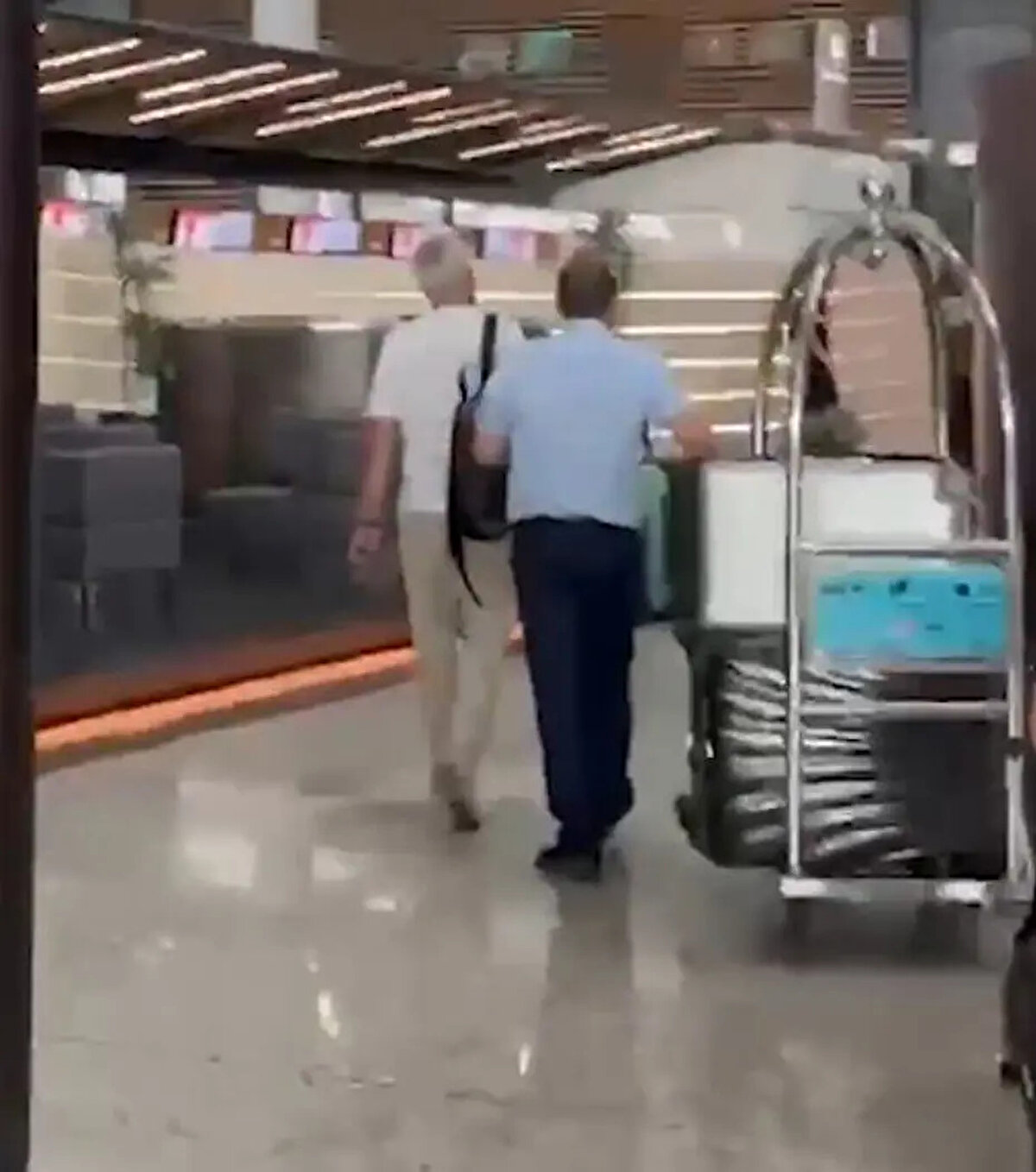 Gelişi Türkiye'de adeta kıyameti kopartan Mourinho'nun gidişinde yalnız olması üzerine sosyal medyada birçok yorum yapıldı. Portekizli teknik adam sık sık telefonuyla uğraştı ve hiçbir açıklamada bulunmadı.<br>