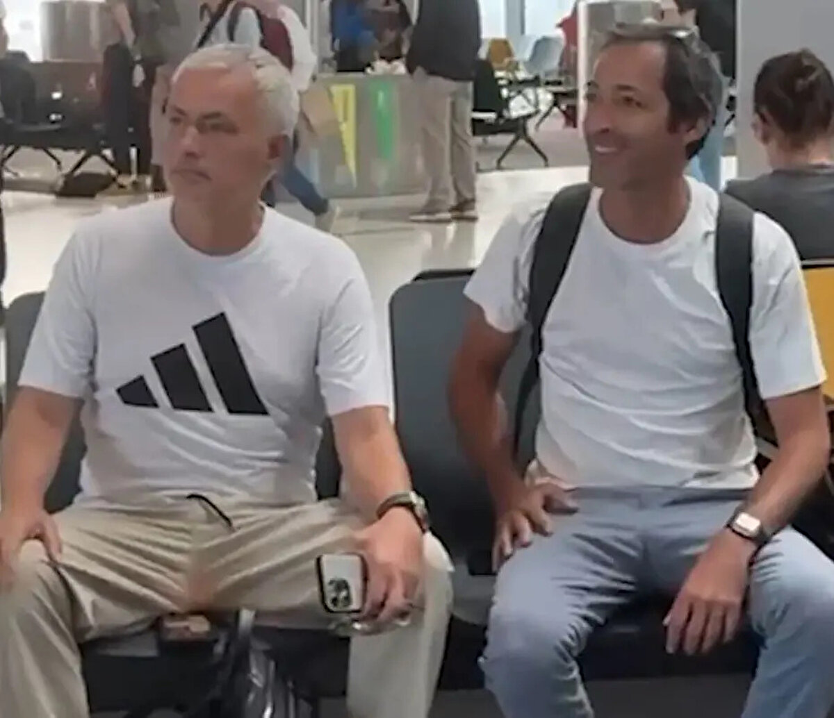 Türkiye'ye gelişi büyük olay olan ve havaalanında yüzlerce Fenerbahçeli tarafından karşılanan Mourinho'nun gidişi sessiz oldu.