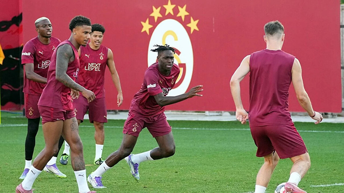 Süper Lig'de sırasıyla Gaziantep FK ve Mısırlı.com.tr Fatih Karagümrük'ü 3-0, Zecorner Kayserispor'u ise 4-0'lık skorla yenen sarı-kırmızılı takım yoluna gol yemeden ve kayıpsız devam ediyor. Kendi evinde Çaykur Rizespor'u ağırlayacak olan Galatasaray, milli araya 12 puanla girmek istiyor.<br>Ligde 1 maç eksiği bulunan Çaykur Rizespor'un ise 1 puanı bulunuyor. Son şampiyon Galatasaray karşısında ilk galibiyetini arayacak.<br>