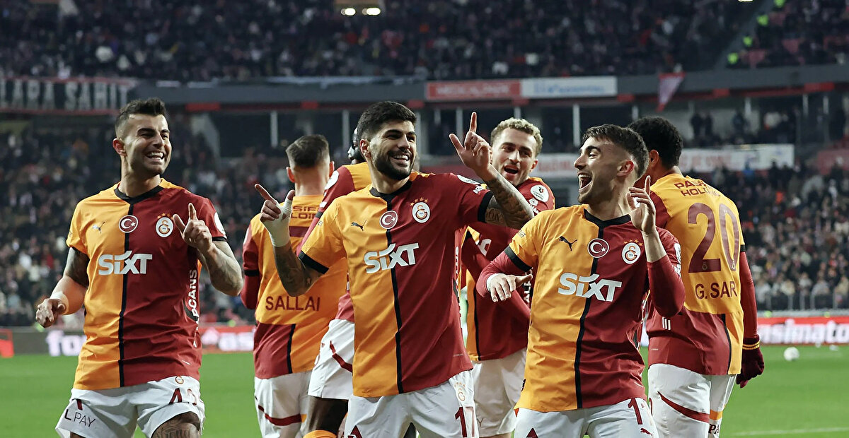 14 MAÇTIR KAYBETMİYOR<br><br>Son şampiyon Galatasaray, çıktığı son 14 resmi maçtan da galibiyetle ayrıldı.<br>Son yenilgisini geçen sezon 29. hafta Beşiktaş derbisinde yaşamıştı.<br>Bu sezon ligin ilk iki haftasında Gaziantep FK ve Mısırlı.com.tr Fatih Karagümrük karşısında 3-0 galip gelen Galatasaray, geçen hafta Kayserispor'u 4-0 mağlup etmişti.<br>14 maçtır kaybetmeyen Galatasaray bu maçlarda attığı 42 gole karşılık yalnızca 4 gol yedi.<br>