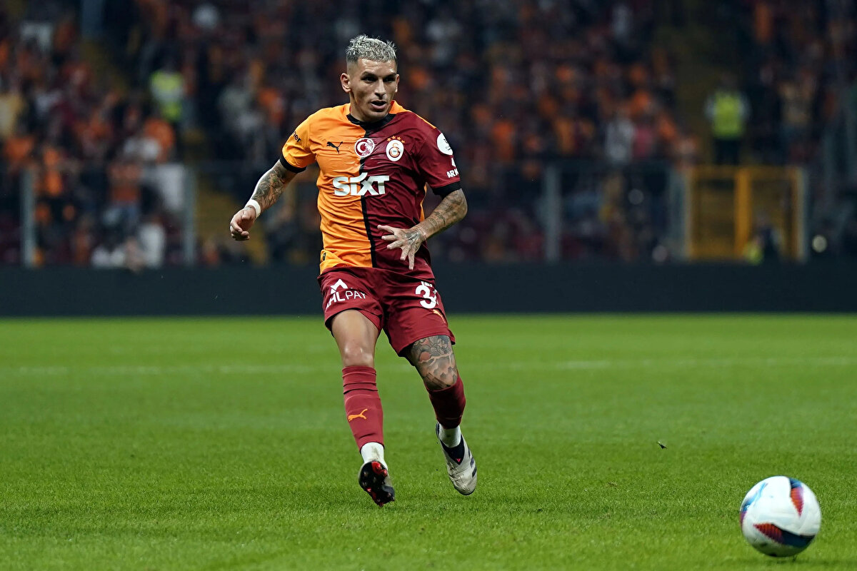 3 HAFTADA 10 GOL<br><br>2025-2026 sezonunun ilk 3 haftasında oynadığı 3 maçta rakip fileleri 10 kez havalandıran Galatasaray, buna karşılık kalesinde hiç gol görmedi.<br>