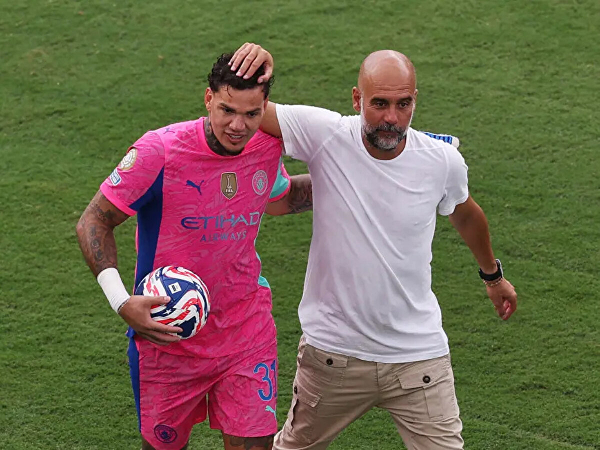 Jose Mourinho ile vedalaşan Fenerbahçe, transferde hız kesmiyor. Kerem Aktürkoğlu'nu bu akşam İstanbul'a getirecek olan ve dün akşam Ederson için resmi adım atan sarı-lacivertliler, bir yıldızı daha bitirmeyi hedefliyor.<br>