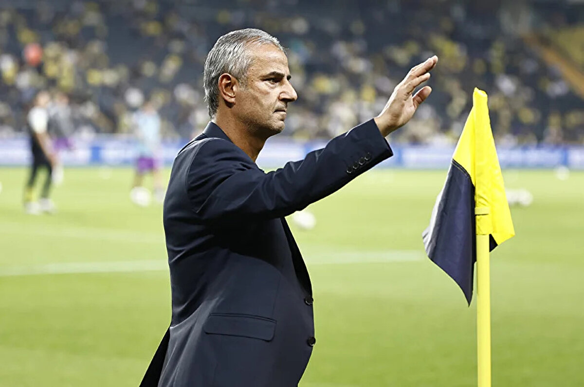 İsmail Kartal daha önce Fenerbahçe'de 3 dönem teknik direktörlük yapmıştı. 64 yaşındaki teknik adam, 2023-2024 sezonunda Fenerbahçe ile 99 puan toplasa da sarı-lacivertliler Süper Lig'i ikinci bitirmişti.<br>