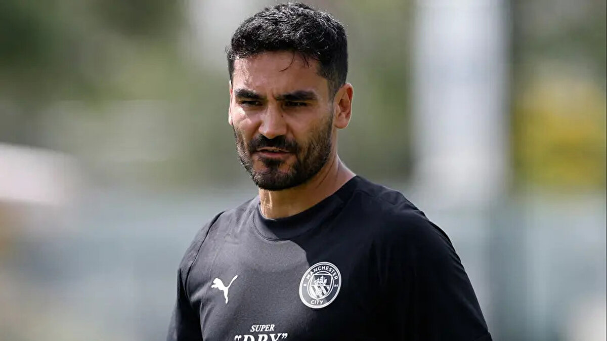 İlkay Gündoğan da bu sezon henüz Premier Lig'de süre almadı. Takımdaki geleceği belirsizliğini koruyan Manuel Akanji de yedek kulübesinde maça başlayacak.<br>