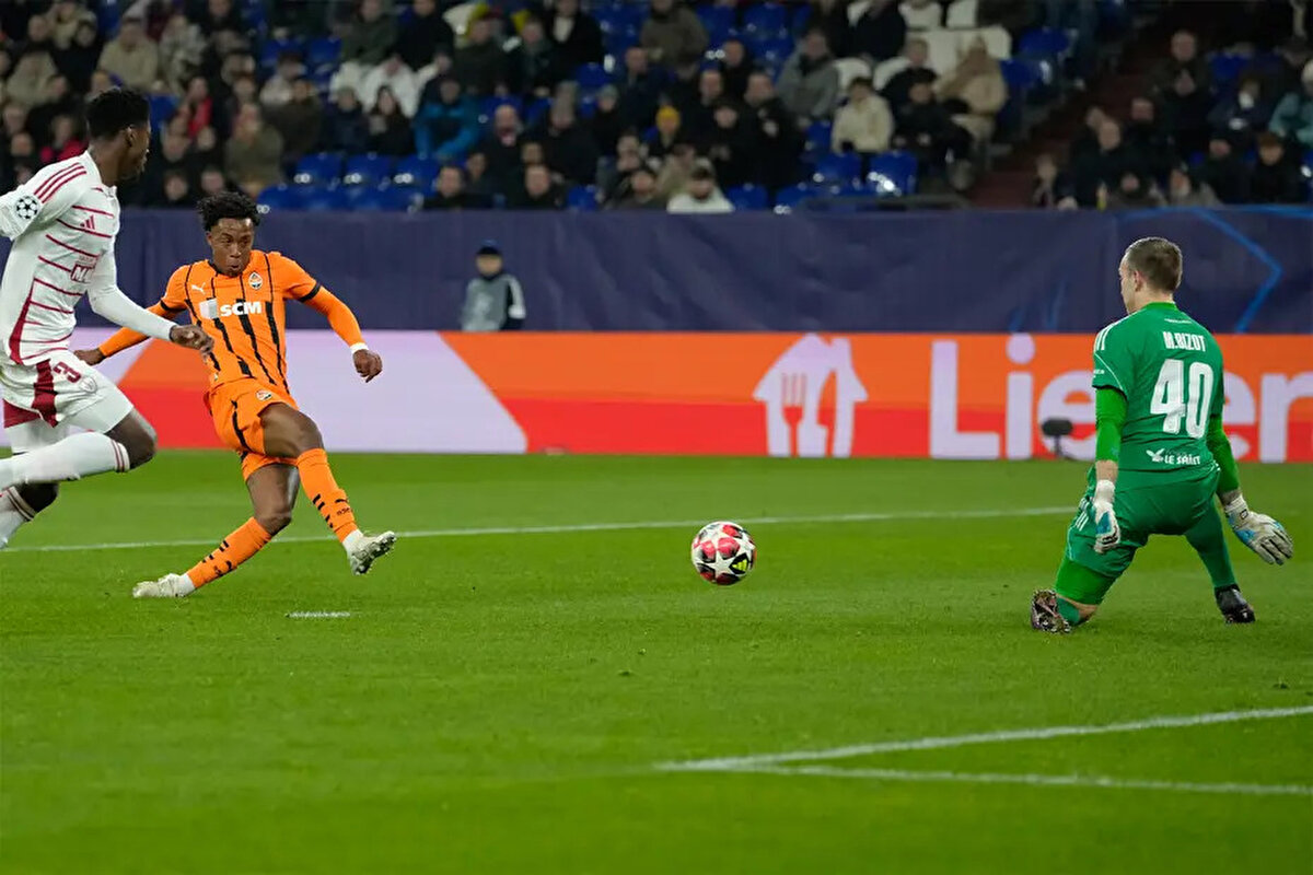 BBC'de yer alan habere göre iki kulüp transfer için yaklaşık 40 milyon euro karşılığında anlaştı. Brezilyalı oyuncunun yarın (1 Eylül) bitecek transfer dönemi öncesinde İngiltere'ye giderek sağlık kontrollerinden geçeceği belirtildi.<br>