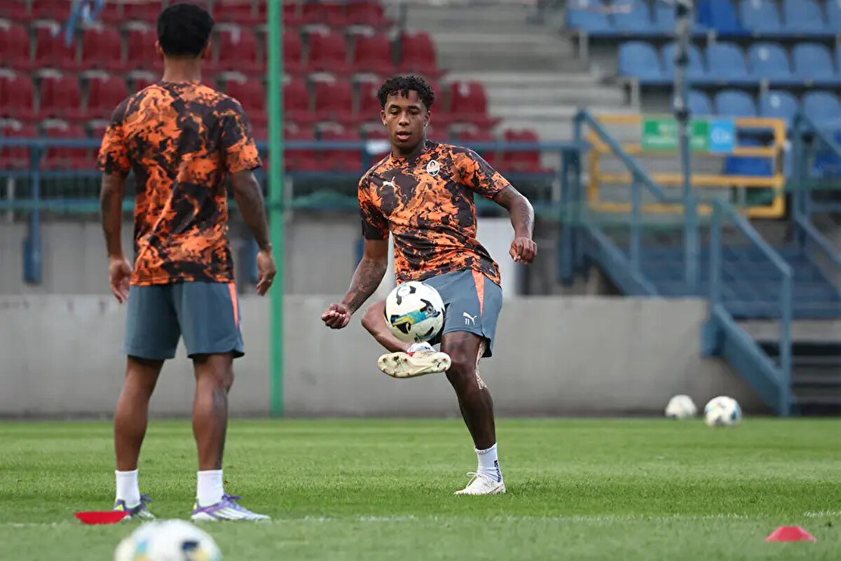 İngiltere Premier Lig'de transfer döneminin sessiz takımlarından Fulham, hücum hattını rekor bir anlaşmayla güçlendiriyor.<br>