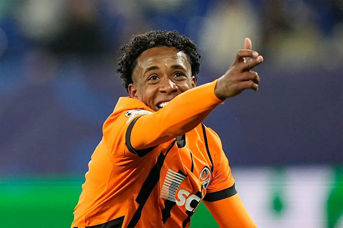 Shakhtar Donets'ke Palmeiras'tan 2023/24 sezonunun ara transfer döneminde imza atan Kevin, öncesinde Desportivo formasını da giydi. Brezilyalı futbolcu Shakhtar'da 57 maça çıkarken 17 gol ve 10 asist kaydetti.<br>