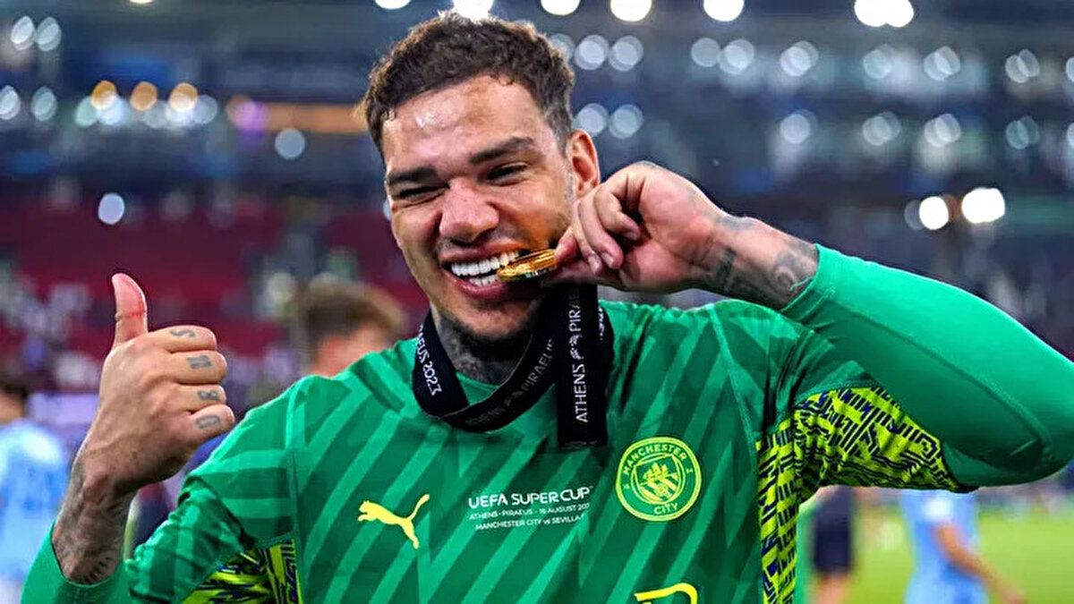 Galatasaray'ın uzun süredir kadrosuna katmak için girişimlerini sürdürdüğü Manchester City'nin kalecisi Ederson için Fenerbahçe'nin de devreye girdiği iddia edildi.<br>