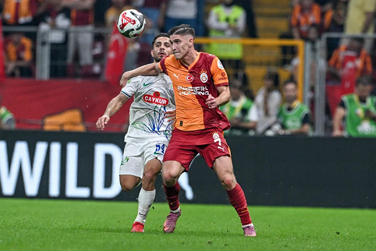 Trio ekibi, Galatasaray'ın sahasında Çaykur Rizespor'u 3-1 mağlup ettiği maçın tartışmalı pozisyonlarını yorumladı.<br>