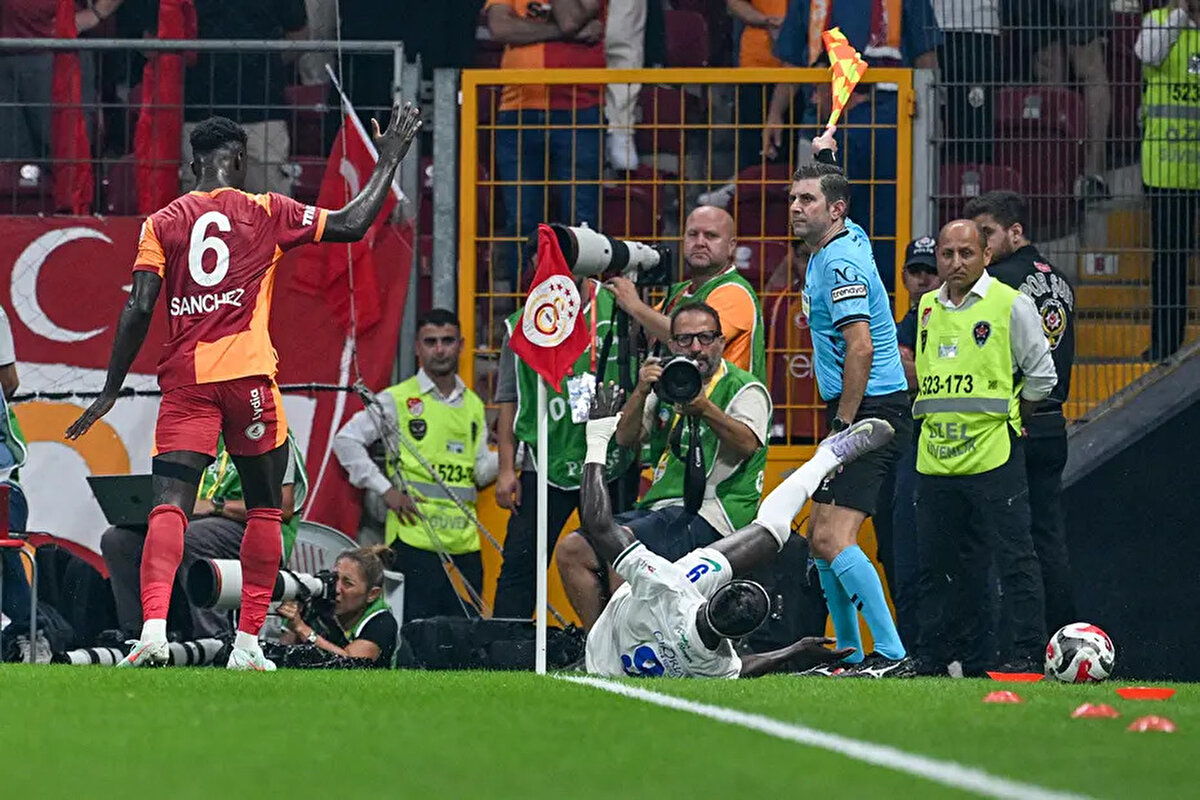 Çaykur Rizespor'un iptal edilen 2. golü<br> <br>Deniz Çoban: "Ali Sowe topa dokunmasa oyuncu kendisi gideceği için ofsayt olmazdı ancak verilen karar doğru."<br> <br>Bahattin Duran: "Pozisyonun ofsayt olduğu çok nette burada iki oyuncunun da topa teması var. Ondan dolayı ofsayt doğru. Ali Sowe topa dokunmasaydı ofsayt olmazdı."