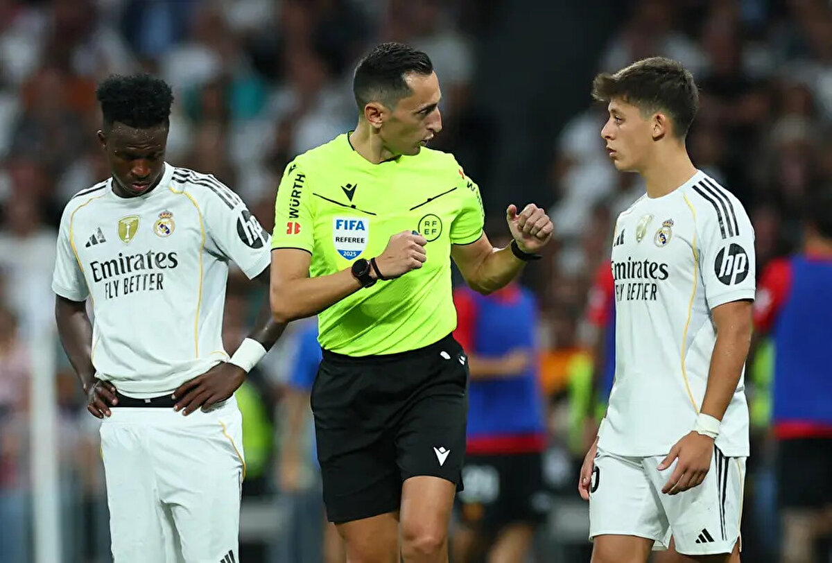 Marca'da yer alan haberde LaLiga'da dün oynanan üç maça VAR kararlarının damga vurduğuna dikkat çekildi. Haberde, "Real Madrid'in üç golü iptal edildi. Mbappe'nin iki golü (ofsayt) ve Arda Güler'in ceza sahası içinde tartışmalı bir elle oynama sonrası golü geçerli sayılmadı. Arda'nın golüyle ilgili karar, sinirleri en çok kızıştıran karar oldu." ifadeleri kullanıldı.<br>