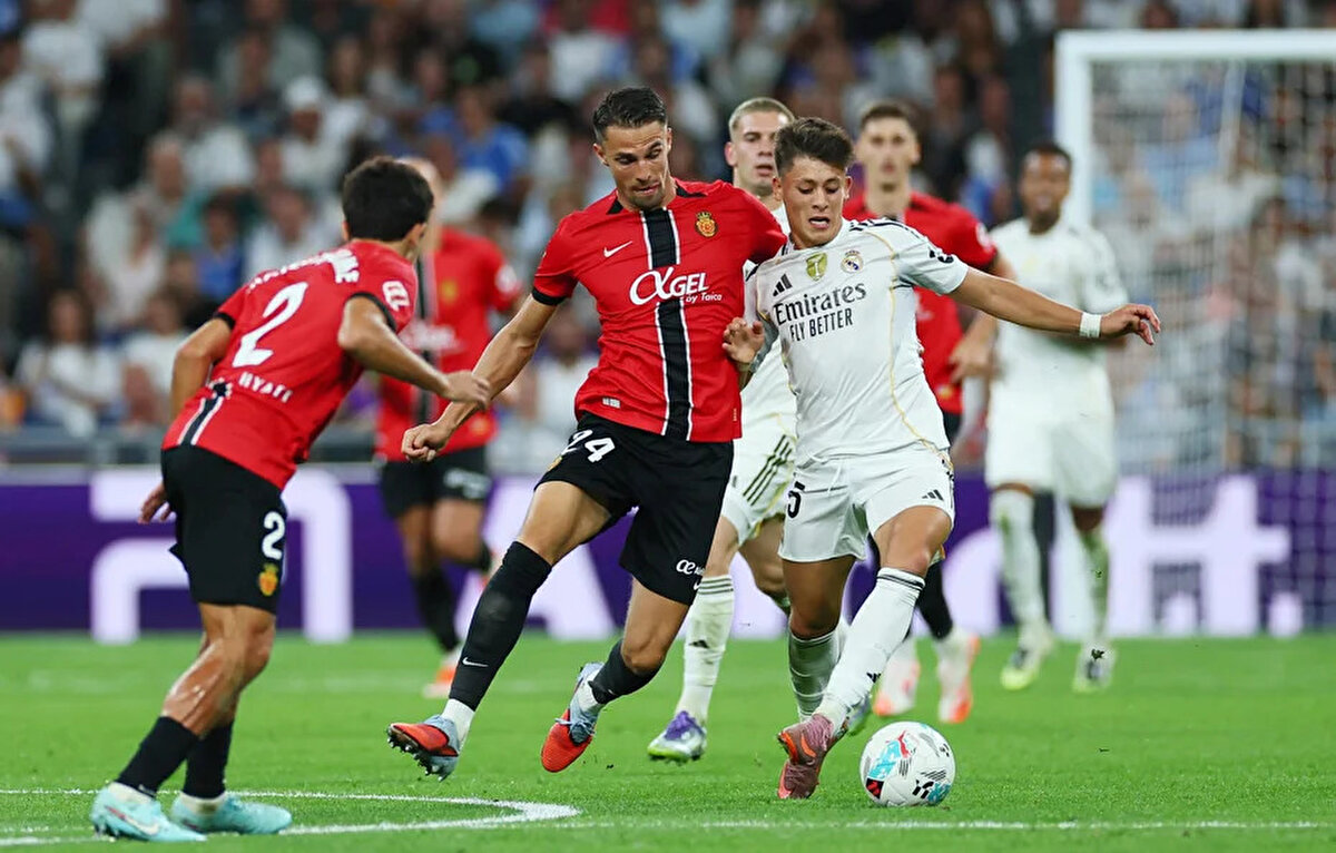Mundo Deportivo'daki haberde ise konuyla ilgili, "Real Madrid'in Santiago Bernabeu'da Mallorca'yı yendiği maça hakem performansı damga vurdu. Real Madrid adına 3 gol iptal edildi." ifadeleri yer aldı.<br>