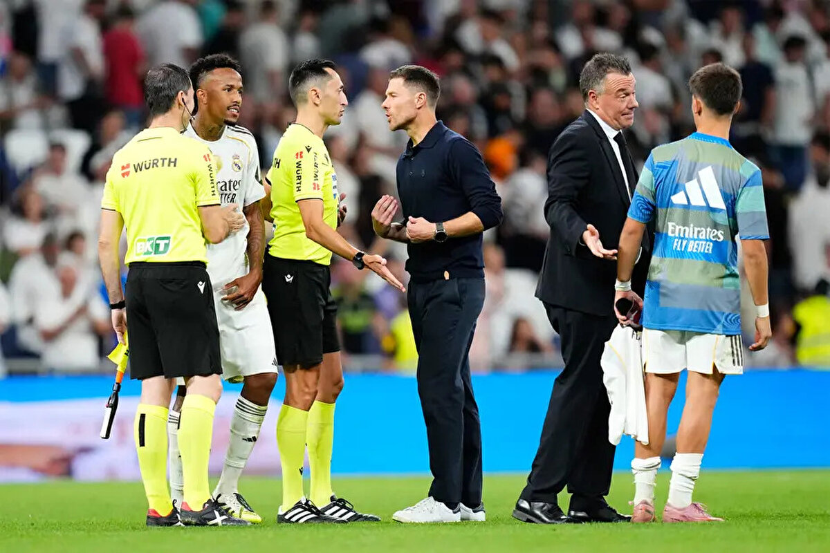 LaLiga'nın 3. hafta mücadelesinde Arda Güler'in formasını giydiği Real Madrid, Mallorca'yı Santiago Bernabaeu'da konuk etti. Mallorca Vedat Muriqi ile öne geçerken Real Madrid devre bitmeden geri döndü.<br>