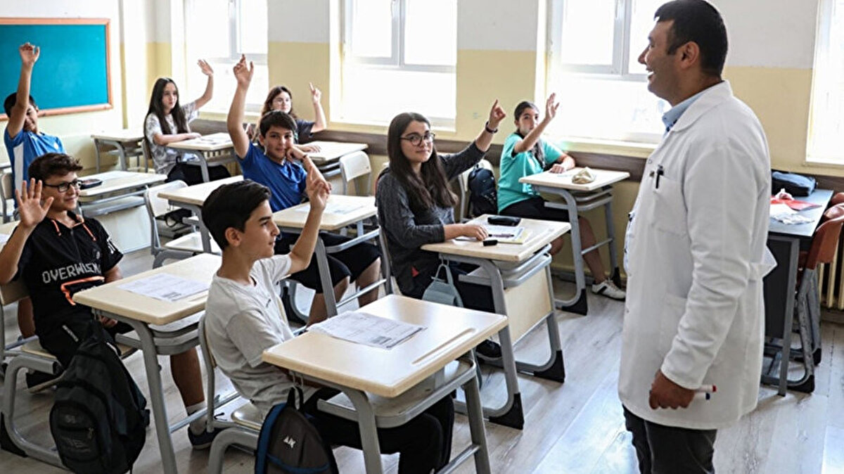 MEB 10 BİN ÖĞRETMEN ATAMASI NE ZAMAN?<br><br>Milli Eğitim Bakanlığı’nın açıklamalarına göre, ikinci etap 10 bin öğretmen ataması süreci Eylül veya Ekim 2025 döneminde başlaması bekleniyor. Resmi başvuru takvimi ise henüz yayımlanmadı.