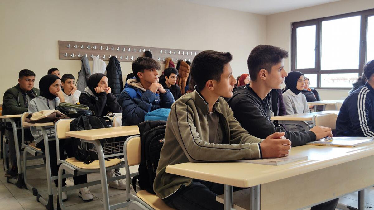 MEB 10 BİN ÖĞRETMEN ATAMA BAŞVURU<br><br>Adayların başvurularını e-Devlet ve MEBBİS üzerinden yapması planlanıyor. Başvuru için gerekli şartlar:<br><br>2024 KPSS (P10, P120, P121) puan türlerinden en az 50 puan almak<br><br>Akademi Giriş Sınavı (AGS) başarısı<br><br>Başvuruların başlamasıyla birlikte adaylar, tercihlerini branş ve kontenjan durumuna göre yapabilecek.