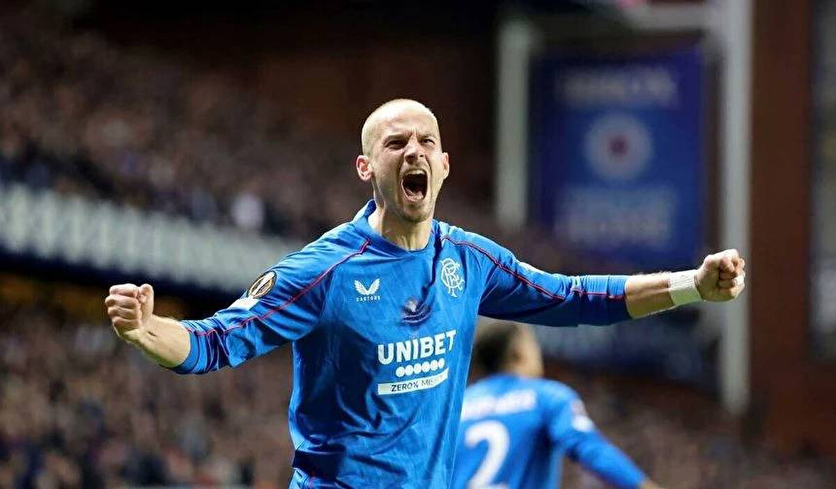 Vaclav Cerny’nin oyun tarzı<br><br>Hızlı ve etkili kanat oyuncusu: Özellikle sağ kanatta etkili<br><br>Gol ve asist katkısı: Twente’deki 2022-23 sezonunda 14 gol, 13 asist<br><br>Çok yönlü: Hem sol kanat hem sağ orta saha pozisyonunda oynayabiliyor<br><br>Uluslararası tecrübe: Çekya A Milli Takımı’nda 26 maç, 7 gol