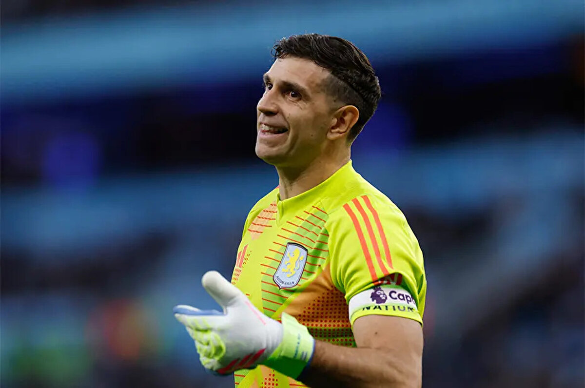 Sarı kırmızılılarda listenin verilmesine saatler kala  Emiliano Martinez için girişimler sıklaştırıldı.