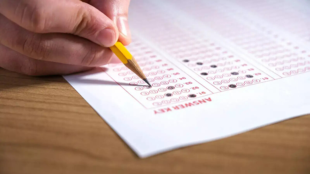 Sınav değerlendirmesi nasıl yapılacak?<br>•	Değerlendirme, 100 tam puan üzerinden gerçekleştirilecek.<br>•	Doğru cevap / soru sayısı formülü uygulanacak; yanlış cevaplar puan hesaplamasında dikkate alınmayacak.<br>•	Puan hesaplaması, en yakın tam sayıya matematiksel yuvarlama yöntemiyle yapılacak.<br>•	Sınav Merkez Kurulu veya yargı mercileri tarafından iptaline karar verilen sorular değerlendirme dışı bırakılacak, geçerli soruların puan değerleri yeniden hesaplanacak.<br>•	Cevap anahtarında hata olması durumunda ve bu hususun Merkez Sınav Kurulu kararıyla belirlenmesi halinde, ilgili soru iptal edilmeyecek; doğru seçenekler dikkate alınarak değerlendirmeye dahil edilecek.<br>