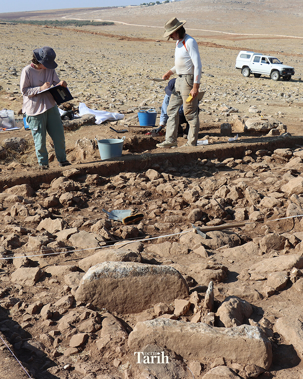 "Neolotik dönemin en başlarına tarihlendiğini düşünüyoruz. Bu çalışmalar, hem Taş Tepeler Projesi'nin gelişimini hem de Neolitik dönemin nasıl başladığını ve geliştiğini anlamaya katkı sağlıyor. İnsanların yerleşik yaşama geçiş süreciyle ilgili veriler değerlendirilecek. Proje kapsamında, Fatma Şahin'in kazdığı ve buraya yaklaşık 5 kilometre uzaklıkta bulunan Çakmak Tepe'de de benzer tarihlere rastlanıyor ve her iki alanın, diğer taş tepe yerleşimlerinden biraz daha eski olabileceği görülüyor."