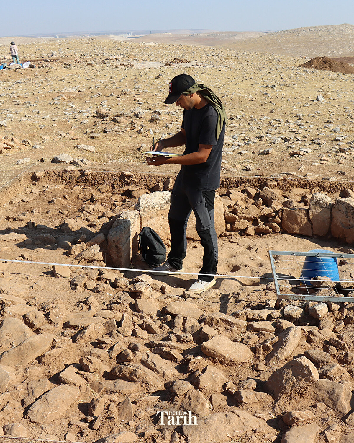 "Göbeklitepe ve Karahantepe'deki gibi büyük "T" biçimli dikili taşlar yerine, burada "T" biçimli olmayan ancak dikili taşlara rastlanması, yerleşime özgü farklı bir özellik sunuyor."