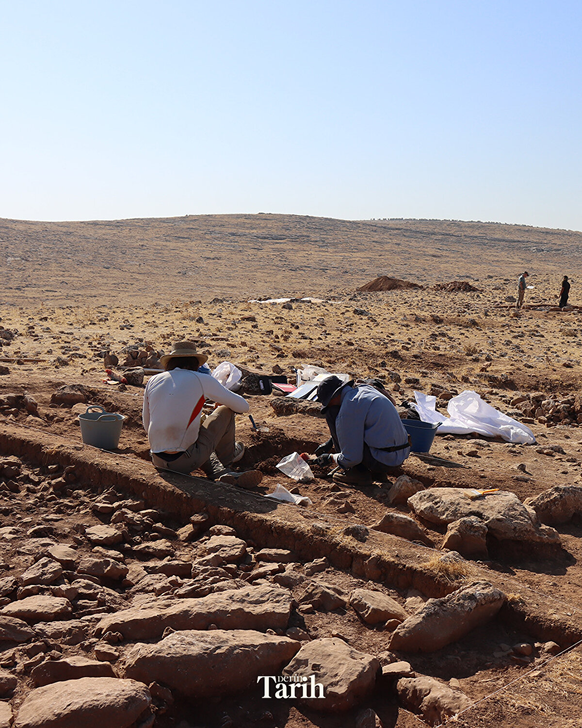 "Geçen yıl açtığımız kazılarda birçok bina ortaya çıktı. Bunların bazıları büyük, bazıları küçük. Bu yıl, bu farklılıkların nedenlerini anlamaya çalışacağız. Küçük yapılar depolama ya da yemek hazırlama gibi özel işler için mi kullanıldı? Dört-beş metrelik olanlar konut olabilir mi? Daha büyük olanlar ise konut mu yoksa ritüellerin düzenlendiği özel yapılar mıydı? Özellikle bir açmadaki büyük binanın sağlam ve özenli taş işçiliği dikkat çekiyor. Bu da yapının ritüel amaçlı olma ihtimalini güçlendiriyor."