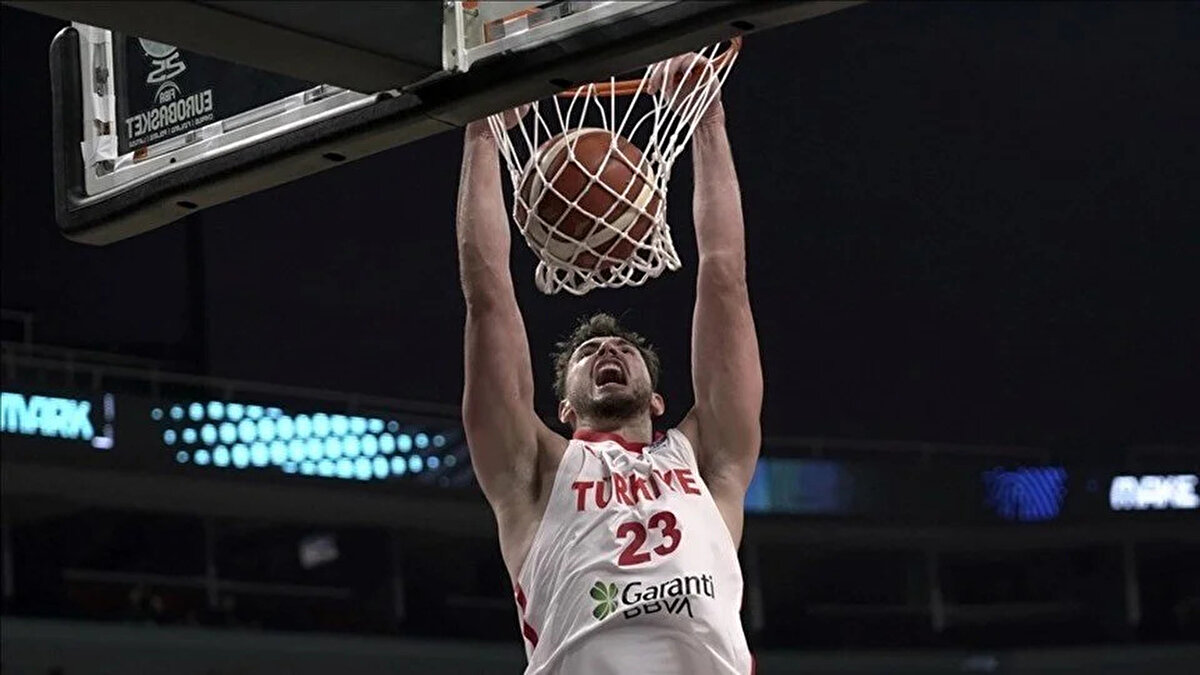 Milliler Namağlup<br><br>Başantrenör Ergin Ataman yönetiminde parkeye çıkan A Milli Basketbol Takımı, grupta oynadığı ilk üç karşılaşmadan da galibiyetle ayrıldı. Son 16 turuna şimdiden yükselen ay-yıldızlı ekip, Estonya karşısında da kazanarak gruptaki liderlik iddiasını sürdürmek istiyor.