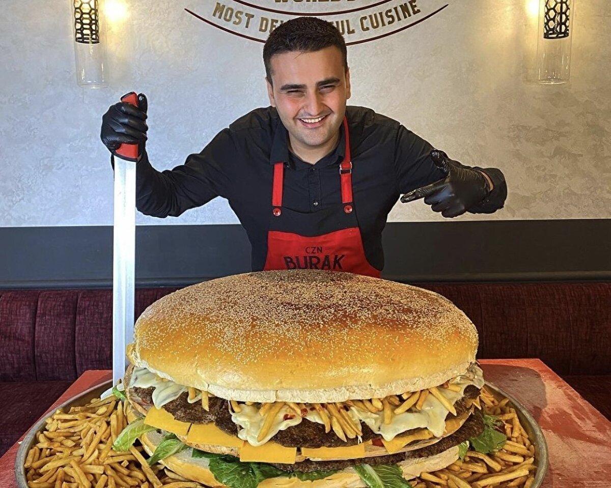 Burak Özçivit'den satın aldığı sarı Mercedes'in plakasını da değiştiren Özdemir, "BUR" harflerinin olduğu özel bir plaka satın aldı. Sosyal medyada kullanıcılar "BUR" harflerinin oluşturduğu plakanın Burak Özçivit'e de bir mesaj olduğunu tartıştı.