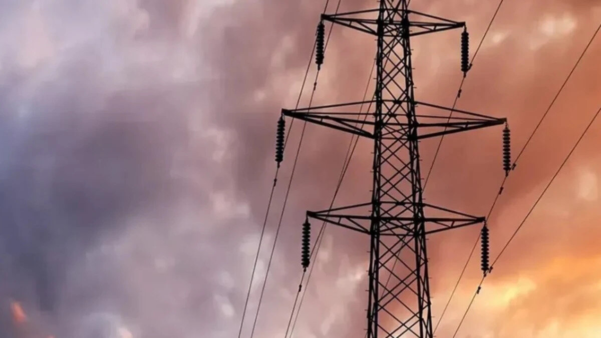 İstanbul elektrik kesintisi 2 Eylül 2025 Salı günü vatandaşların gündeminde yer alıyor. Boğaziçi Elektrik Dağıtım A.Ş. (BEDAŞ) tarafından yapılan açıklamaya göre İstanbul’un 22 ilçesinde planlı yatırım, bakım ve altyapı çalışmaları kapsamında elektrik kesintileri uygulanacak. Özellikle Şişli, Küçükçekmece, Eyüpsultan, Esenyurt ve Esenler gibi nüfus yoğunluğunun fazla olduğu bölgelerde elektrik kesintisi yaşanacak. Vatandaşlar ise “İstanbul elektrikler ne zaman gelecek?”, “Elektrik kesintisi kaç saat sürecek?”, “İstanbul’da yarın elektrikler yok mu?” sorularına yanıt arıyor. İşte BEDAŞ tarafından paylaşılan 2 Eylül Salı İstanbul elektrik kesintisi programı, kesinti yaşanacak mahalleler ve saatler…