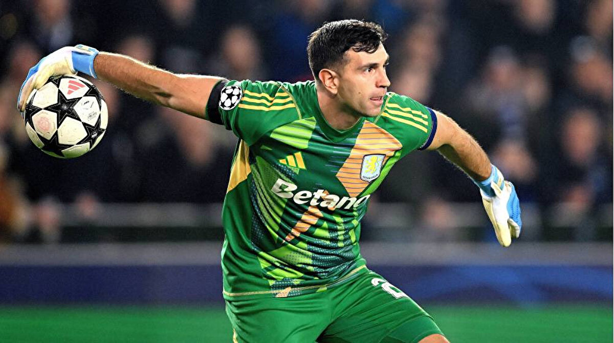 Emiliano Martinez’in Milli Takım Kariyeri<br><br>Arjantin Milli Takımı’nın kalesini koruyan Emiliano Martinez, Copa América 2021 zaferinde ve 2022 FIFA Dünya Kupası şampiyonluğunda önemli bir rol üstlendi. Katar 2022 Dünya Kupası’nda “Turnuvanın En İyi Kalecisi” seçilerek kariyerinin en büyük başarısını elde etti.