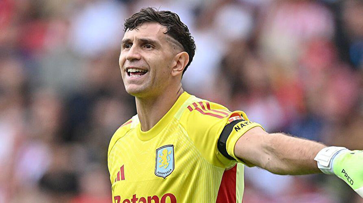 Emiliano Martinez’in Lakabı: “Dibu”<br><br>Arjantin’de genç yaşlarda oynadığı dönemde, popüler bir televizyon dizisindeki animasyon karakterinden esinlenilerek kendisine “Dibu” lakabı verildi. Bu lakap, taraftarlar arasında hâlen kullanılmaktadır.