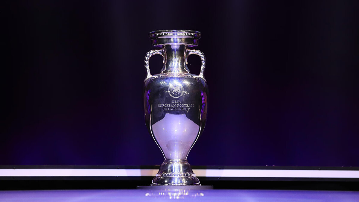 UEFA KADRO BİLDİRİM TARİHİ 2025 NE ZAMAN? <br><br>Ön eleme turlarının ardından lig aşamasına kalan takımların UEFA’ya kadro bildirmeleri gereken tarihler şu şekilde: <br><br>UEFA’ya bildirilmesi gereken A ve B listesinin en geç 2 Eylül 2025’i 3 Eylül 2025’e bağlayan gece saat 01.00’e kadar teslim edilmesi gerekiyor.
