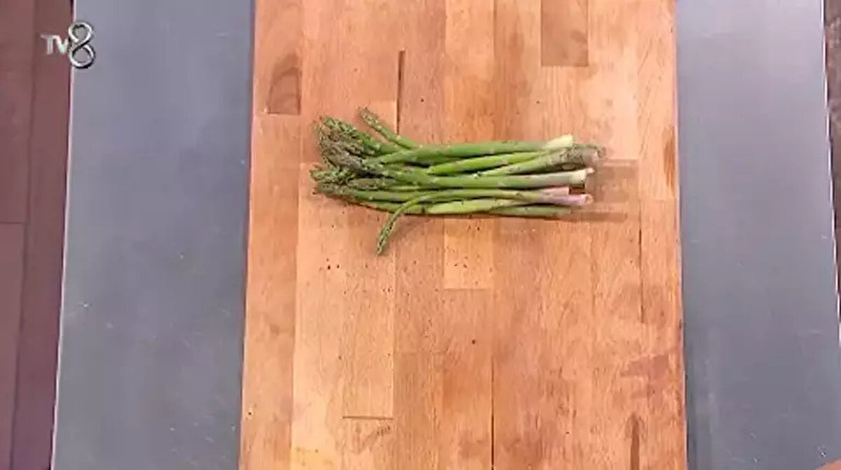 MasterChef kim elendi sorusu yanıt buldu. 4. haftanın sonunda yapılan iki aşamalı yarışmada şeflerin değerlendirmesiyle yarışmaya veda eden isim Hilal oldu. Elenirken duygusal anlar yaşayan Hilal, Somer Şef’ten aldığı sürpriz Avustralya teklifiyle herkesi şaşırttı. İşte MasterChef son bölümde yaşananlar...