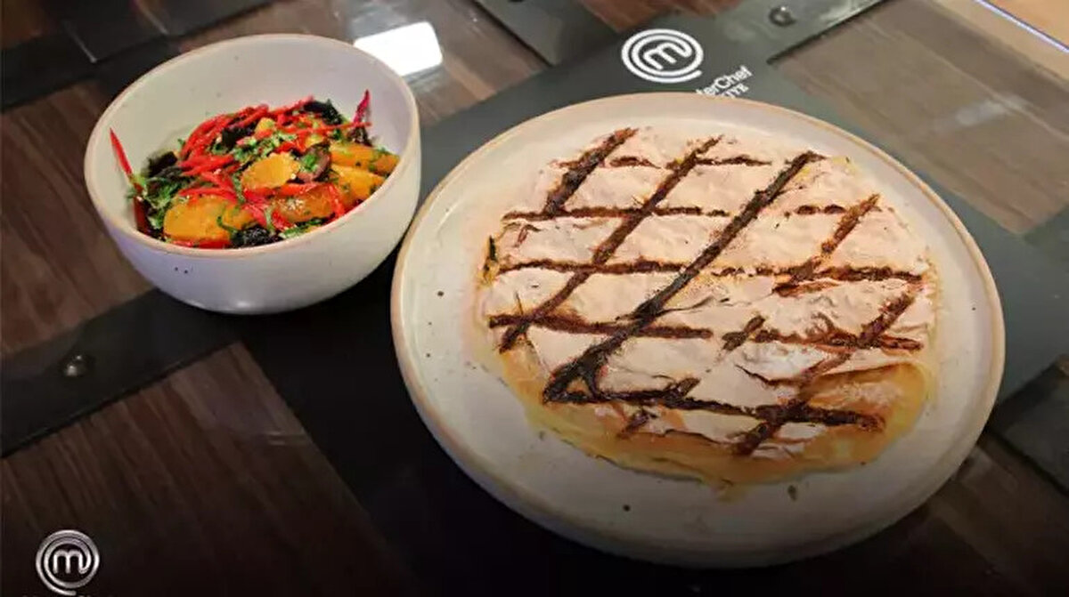 MasterChef’te heyecan giderek artıyor<br><br>TV8 ekranlarında yayınlanan MasterChef Türkiye, dördüncü haftanın sonunda bir isme daha veda etti. Yarışmacılar bu hafta iki aşamalı bir eleme turuna çıktı. İlk turda şefler, yarışmacılardan “kuşkonmaz” ile tabaklar yapmalarını istedi.<br><br>Yarışma başlamadan önce Somer Şef, kuşkonmazın kullanımına dair önemli bir uyarıda bulundu:<br>"Kuşkonmaz Türk mutfağında genellikle tabakların yanında kullanılan bir üründür. Başka şekilde kullanılmaması gerekir. Bizim derdimiz kuşkonmazla değil, sizin onu nasıl kullandığınızla..."