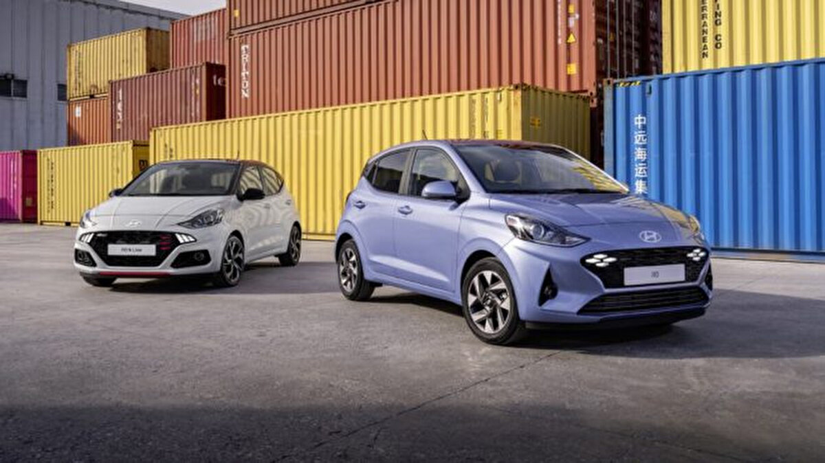 Hyundai i10 ve i20 – 6 litre seviyesinde<br><br>Yerli üretim Hyundai modellerinden i10, manuel vitesle 6 lt, otomatik vitesle 6,2 lt yakıyor.<br>i20 ise 1 litrelik benzinli motoruyla 6,1 lt tüketiyor. Başlangıç fiyatı 1.319.900 TL.