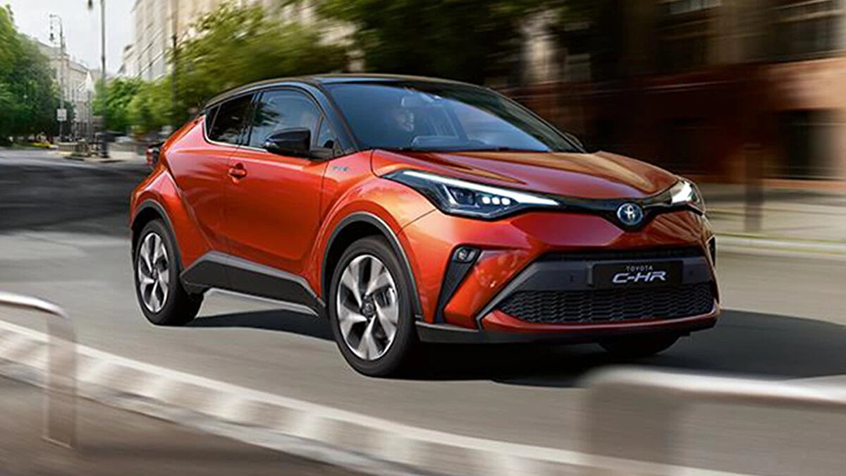 Toyota C-HR – 4,7 litre tüketim<br><br>Türkiye’de üretilen ilk SUV unvanına sahip Toyota C-HR, hibrit motoruyla 4,7 lt’lik tüketimiyle dikkat çekiyor. Aracın fiyatı 2.046.500 TL’den başlıyor.