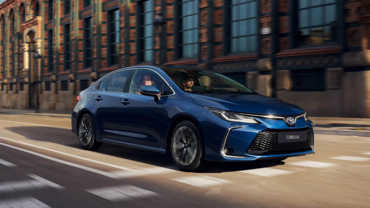 Toyota Corolla Sedan Hibrit – 4,5 litre ile en cimrilerden<br><br>Türkiye’nin en çok tercih edilen modellerinden Corolla Sedan, hibrit motor seçeneğiyle 4,5 lt tüketim değeri sunuyor. Benzinli versiyonu 6,1 lt yakıyor. Başlangıç fiyatı 2.144.500 TL.