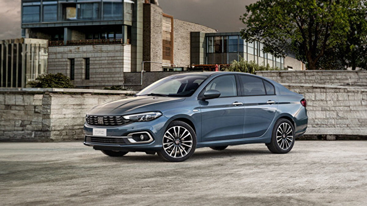 Fiat Egea Sedan ve Cross – 4,4 lt tüketim<br><br>Türkiye’nin en çok satan modellerinden Fiat Egea, hem sedan hem de Cross gövde tipinde dizel otomatik seçeneğiyle 4,4 litre yakıt tüketiyor. Sedan versiyonun fiyatı 1.579.900 TL, Cross ise 20 bin TL daha pahalı.