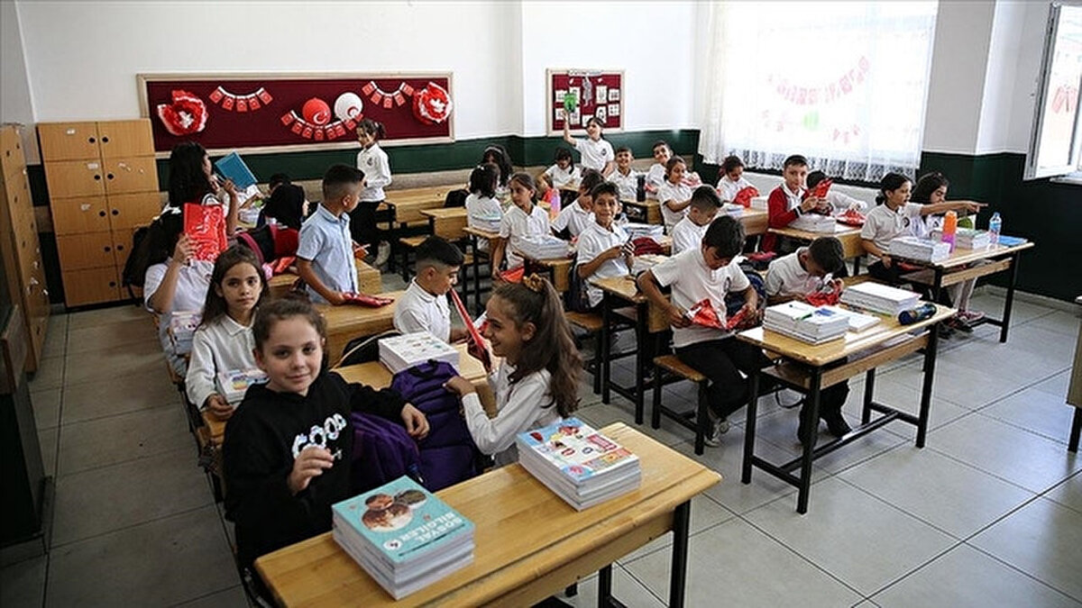 İKİNCİ DÖNEM ARA TATİLİ NE ZAMAN?<br><br>İkinci dönem içerisinde yer alan ara tatil ise 16-20 Mart 2026 tarihleri arasında uygulanacak. Öğrenciler, bahar aylarında kısa bir mola vererek sınavlar öncesinde dinlenme fırsatı yakalayacak.