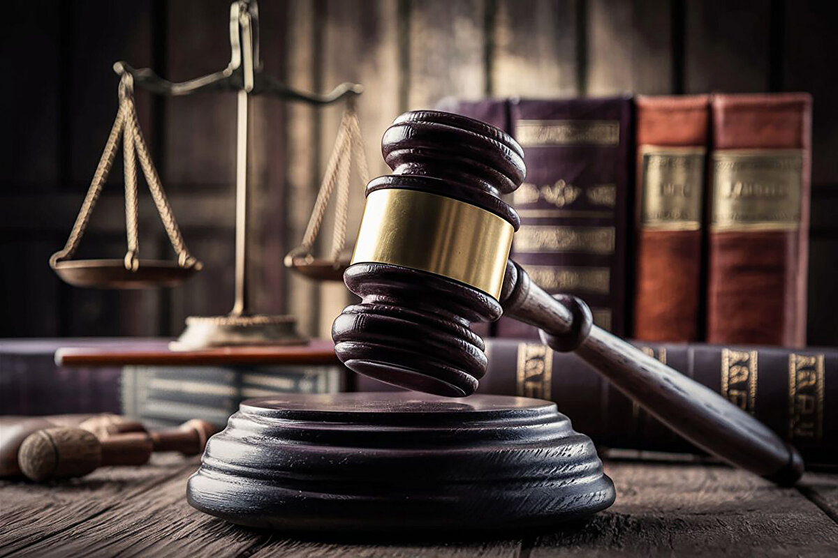 Yaz aylarında uygulanan adli tatil, mahkemelerin işleyişini doğrudan etkileyen kritik bir dönemdir. Hâkim, savcı ve avukatların dinlenme fırsatı bulduğu bu süreç, vatandaşlar için de önemlidir. Çünkü pek çok dava yeni adli yıla ertelenmektedir. Nöbetçi mahkemeler ve icra daireleri ise yalnızca acil işlemler için görev yapmaktadır.<br>6100 sayılı Hukuk Muhakemeleri Kanunu’na göre adli tatilde nafaka, velayet, ihtiyati tedbir, iş davaları, iflas ve konkordato gibi önemli konular nöbetçi mahkemelerce görülmeye devam eder. Anayasa Mahkemesi bu süreçten etkilenmeden faaliyetlerini sürdürürken, Yargıtay ve Danıştay çalışmalarını nöbetçi heyetlerle yürütür.<br>2025-2026 adli yılı başladı mı? Adli tatil ne zaman bitiyor?<br>