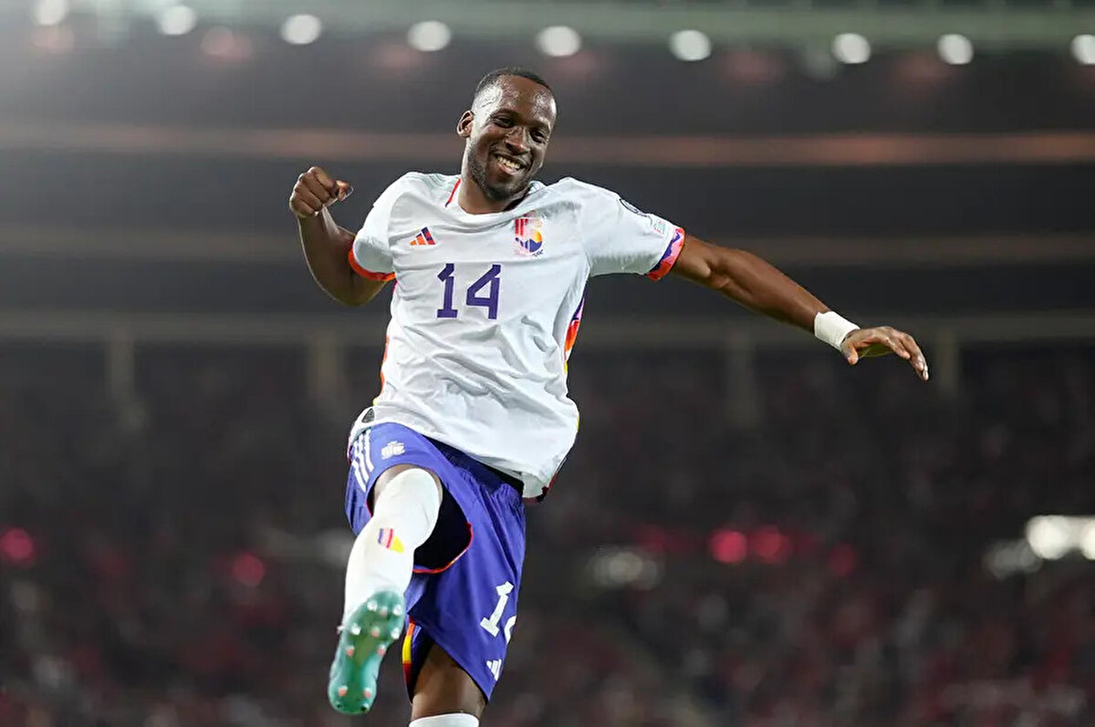 Lukebakio hangi mevki?<br><br>Hem sağ hem de sol kanatta görev yapabilen oyuncu, 3 haftası geride kalan LaLiga'da 2 maçta forma giydi ve 1 gol attı.<br><br>