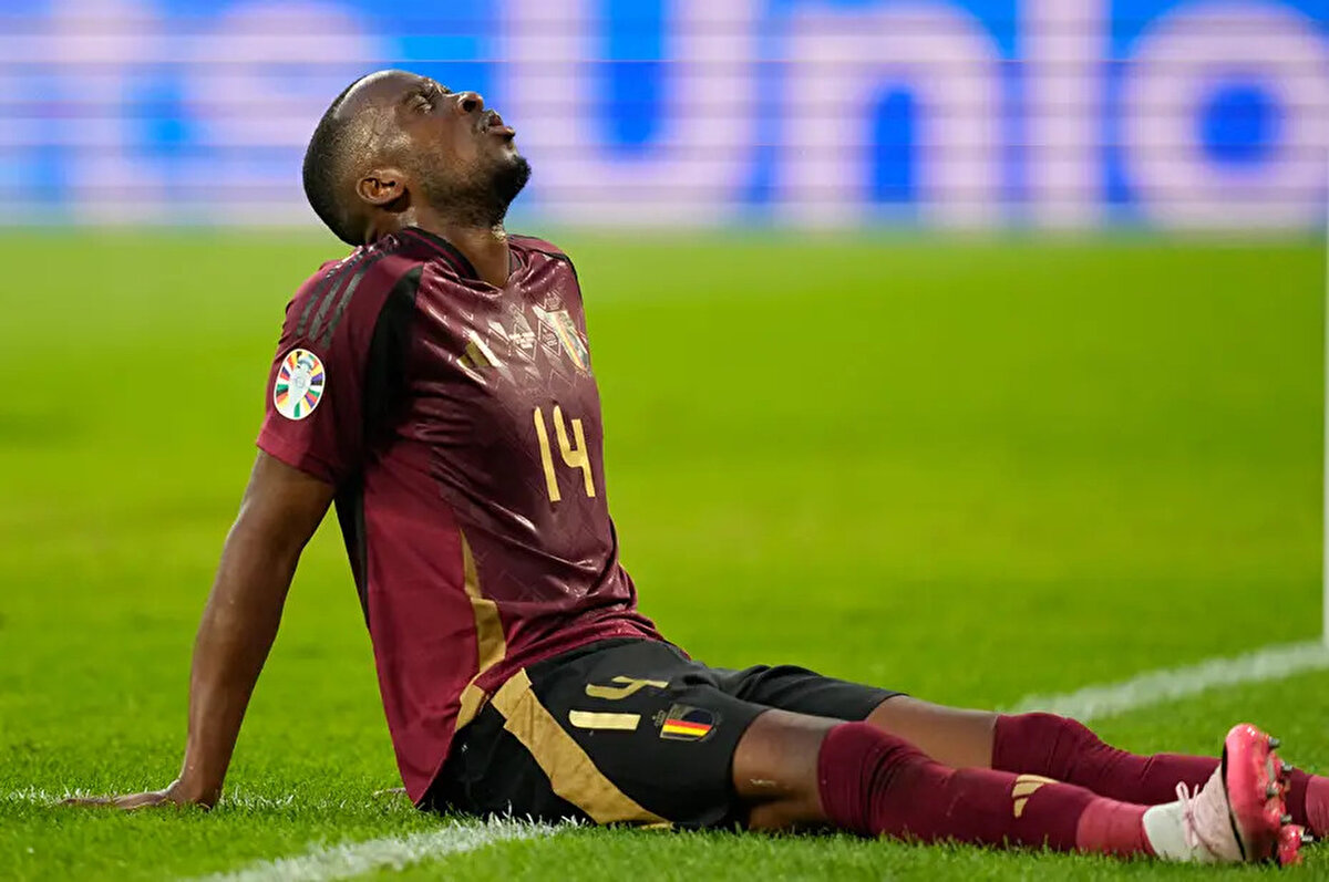 Haberde, Benfica ile Sevilla'nın 27 yaşındaki futbolcu için 20 milyon euro bonservis bedeli ve 4 milyon euro bonus konusunda anlaşmaya vardığı iddia edildi.